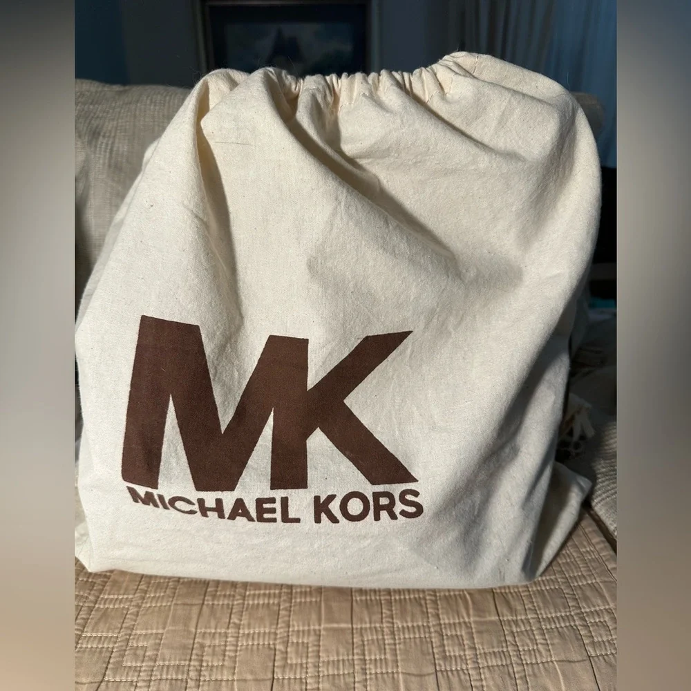 Michael Kors Grayson MD Satchel in the color Gooseberry. - Picture 14 of 14